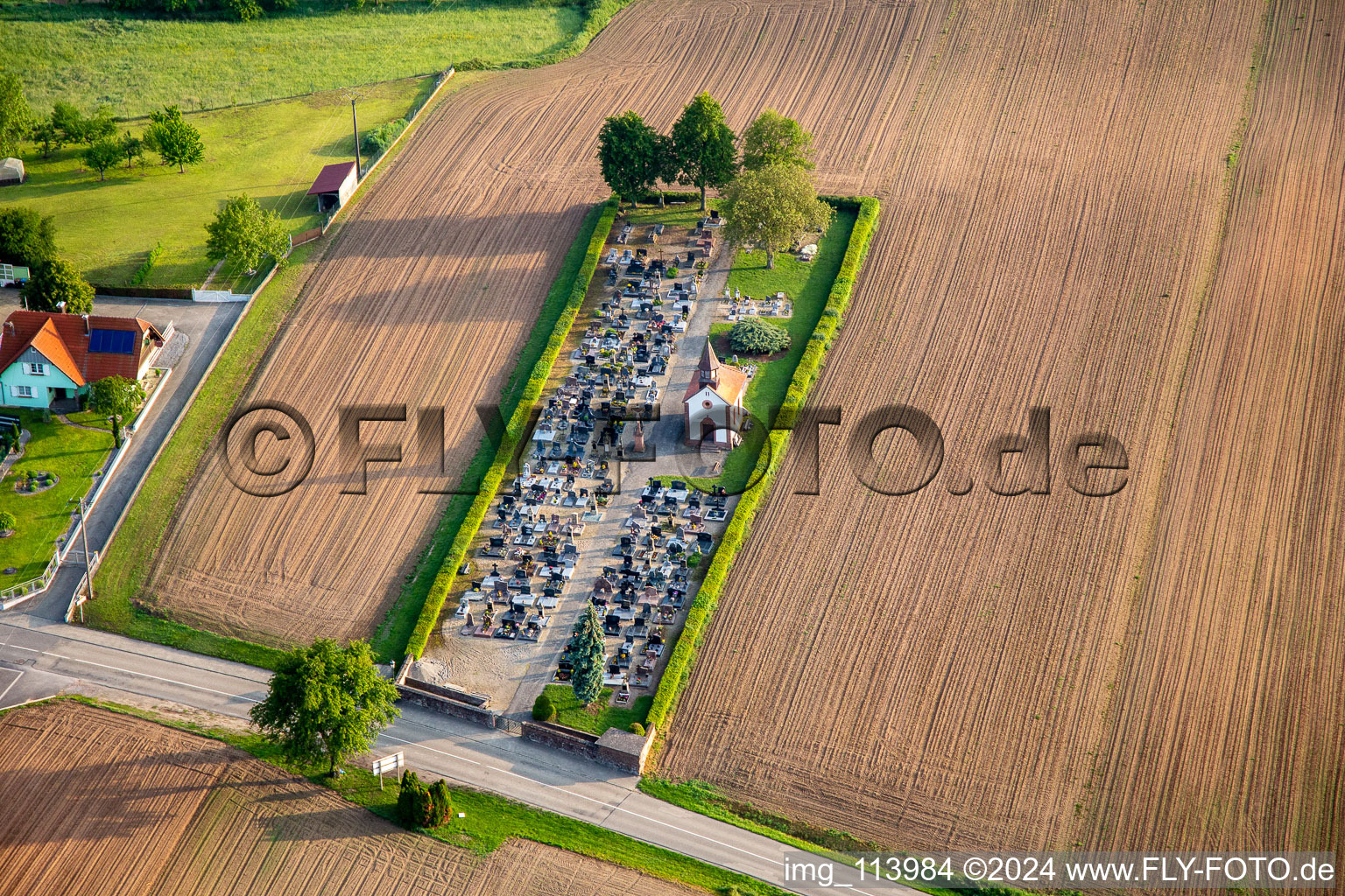 Vue aérienne de Cimetière à Salmbach dans le département Bas Rhin, France