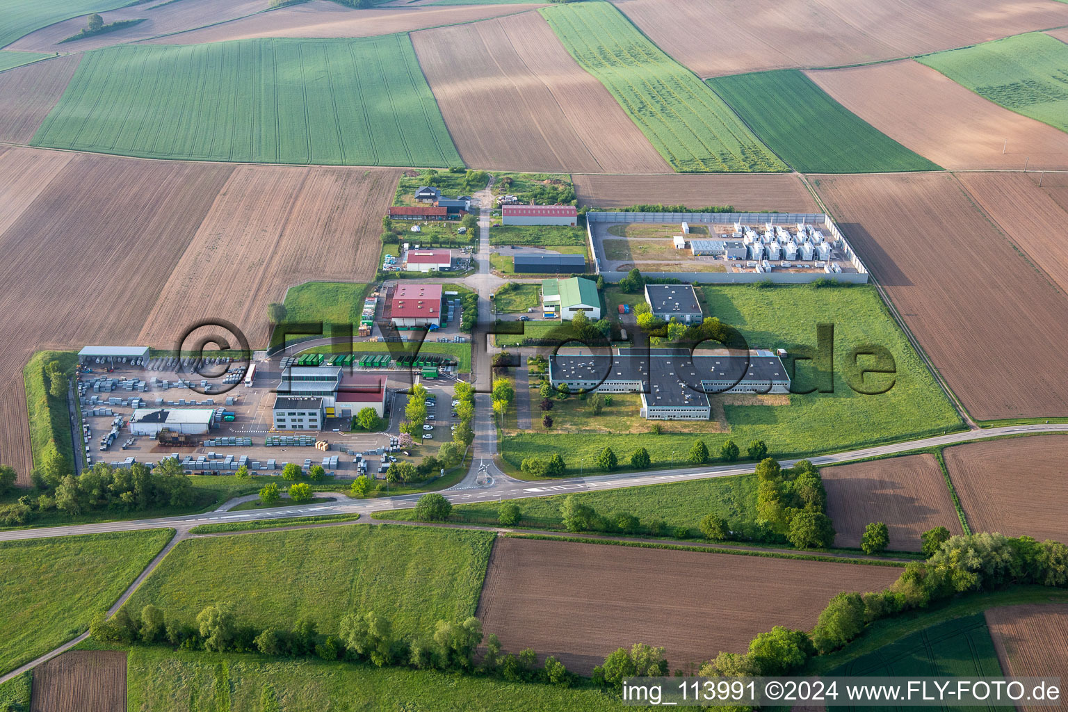 Vue aérienne de Zone commerciale et implantation d'entreprise chemin de gravier avec profil Alsace, brasserie taverne Brasserie du Garcon Pointu et magasin spécialisé en carrelage Terimport Carrelage à Niederlauterbach dans le département Bas Rhin, France