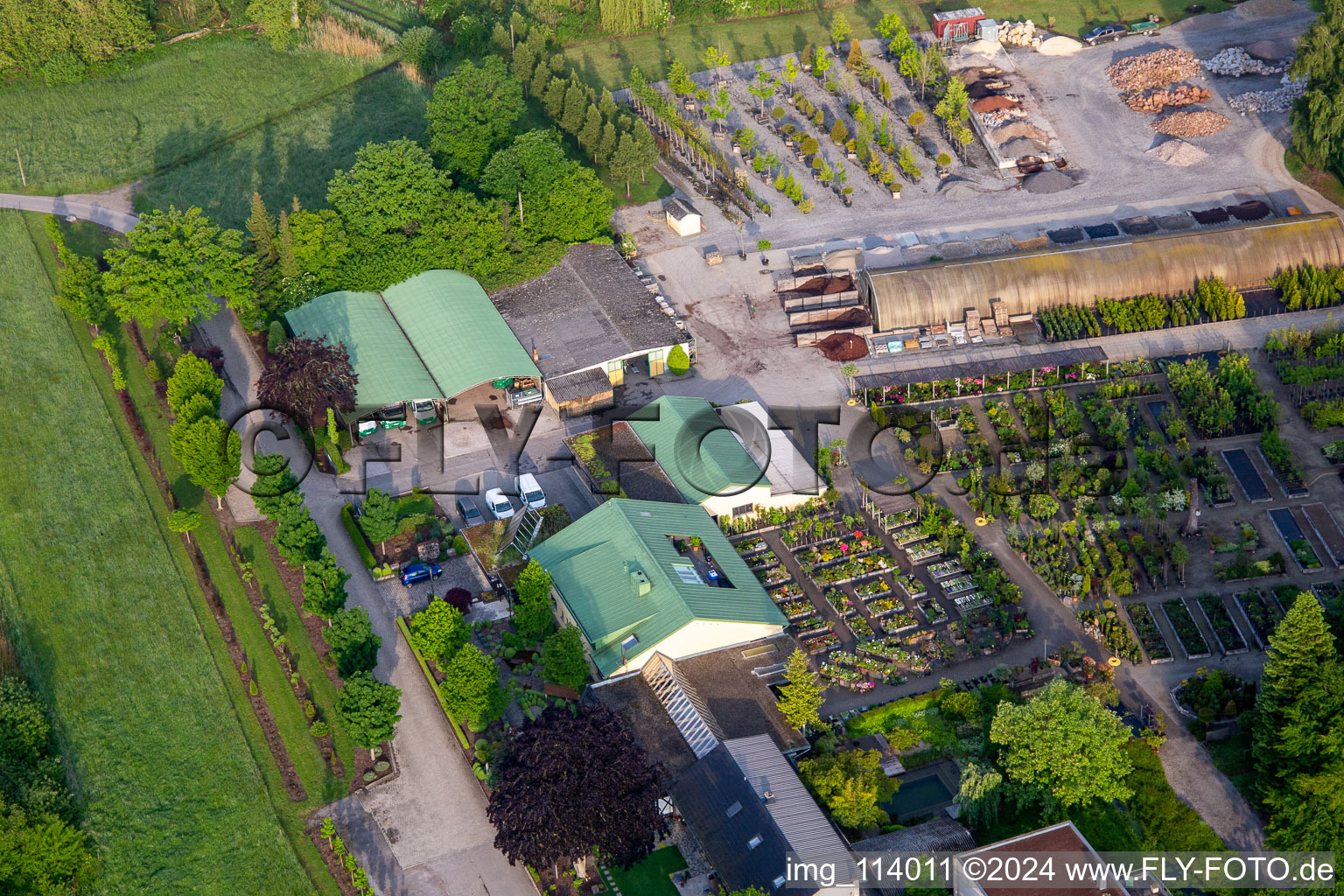Vue aérienne de Bâtiments et plates-bandes de la pépinière Bienwald, pépinière, paysagiste Greentec GmbH (Palatinat) à Berg dans le département Rhénanie-Palatinat, Allemagne