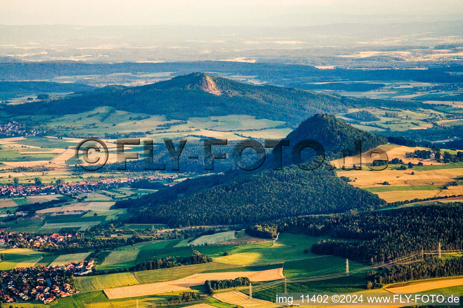 Vue aérienne de Vue d'Hegau depuis le nord-est à le quartier Leipferdingen in Geisingen dans le département Bade-Wurtemberg, Allemagne