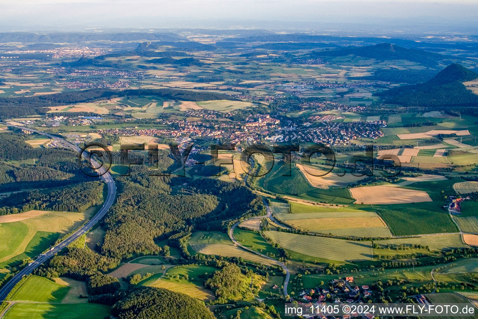 Vue aérienne de Village à côté de l'A81 du nord à Engen dans le département Bade-Wurtemberg, Allemagne