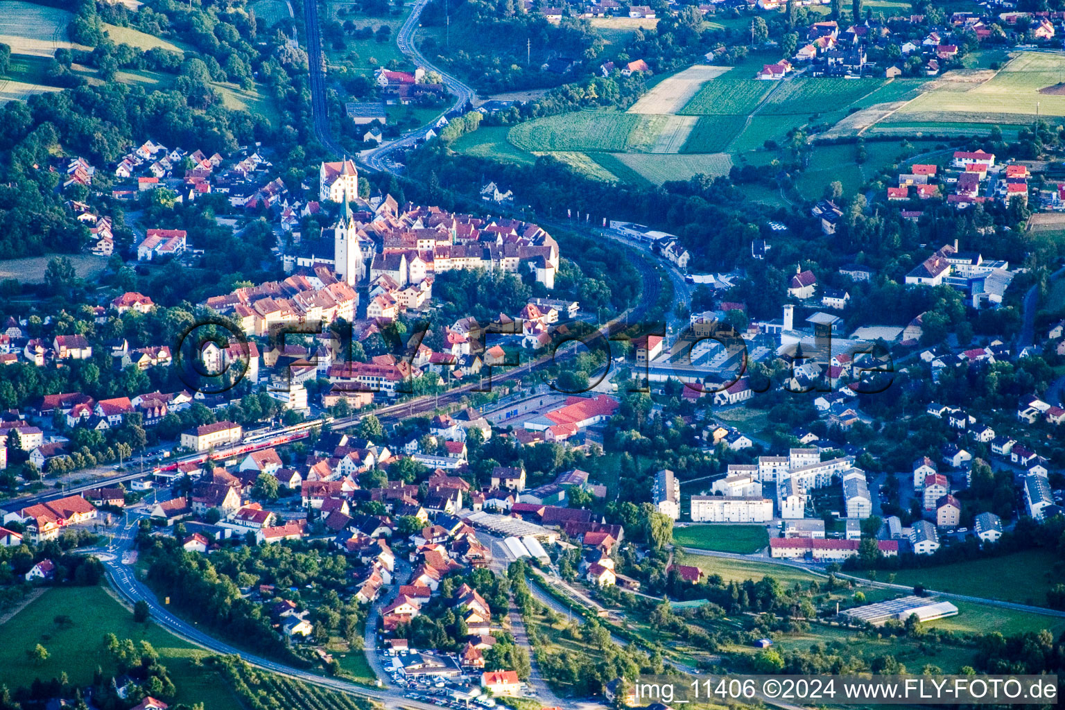 Vue aérienne de Vue sur le village à Engen dans le département Bade-Wurtemberg, Allemagne