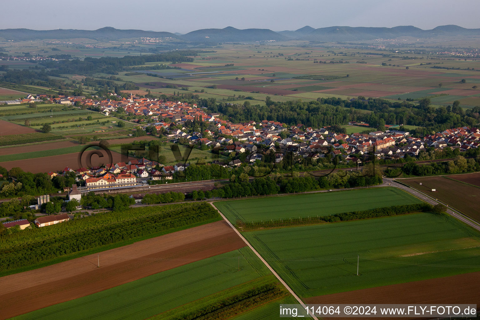 Winden dans le département Rhénanie-Palatinat, Allemagne du point de vue du drone