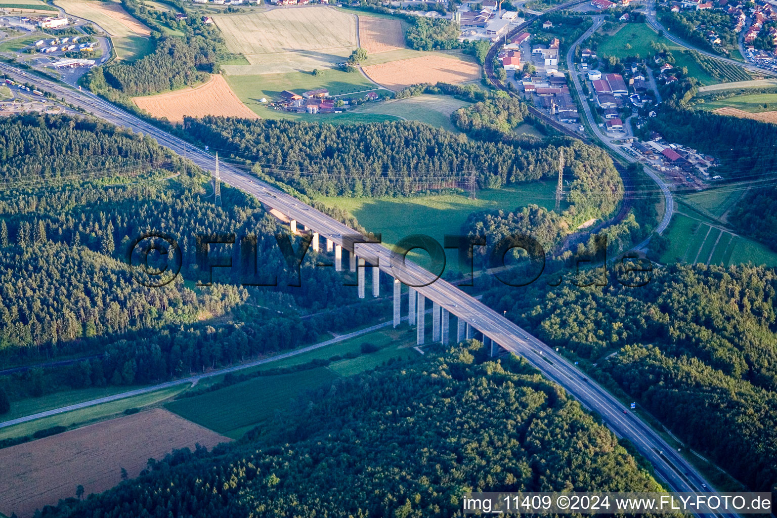 Vue aérienne de Tracé et voies le long du pont autoroutier BAB A81 au-dessus de Hölzlebach à le quartier Bargen in Engen dans le département Bade-Wurtemberg, Allemagne