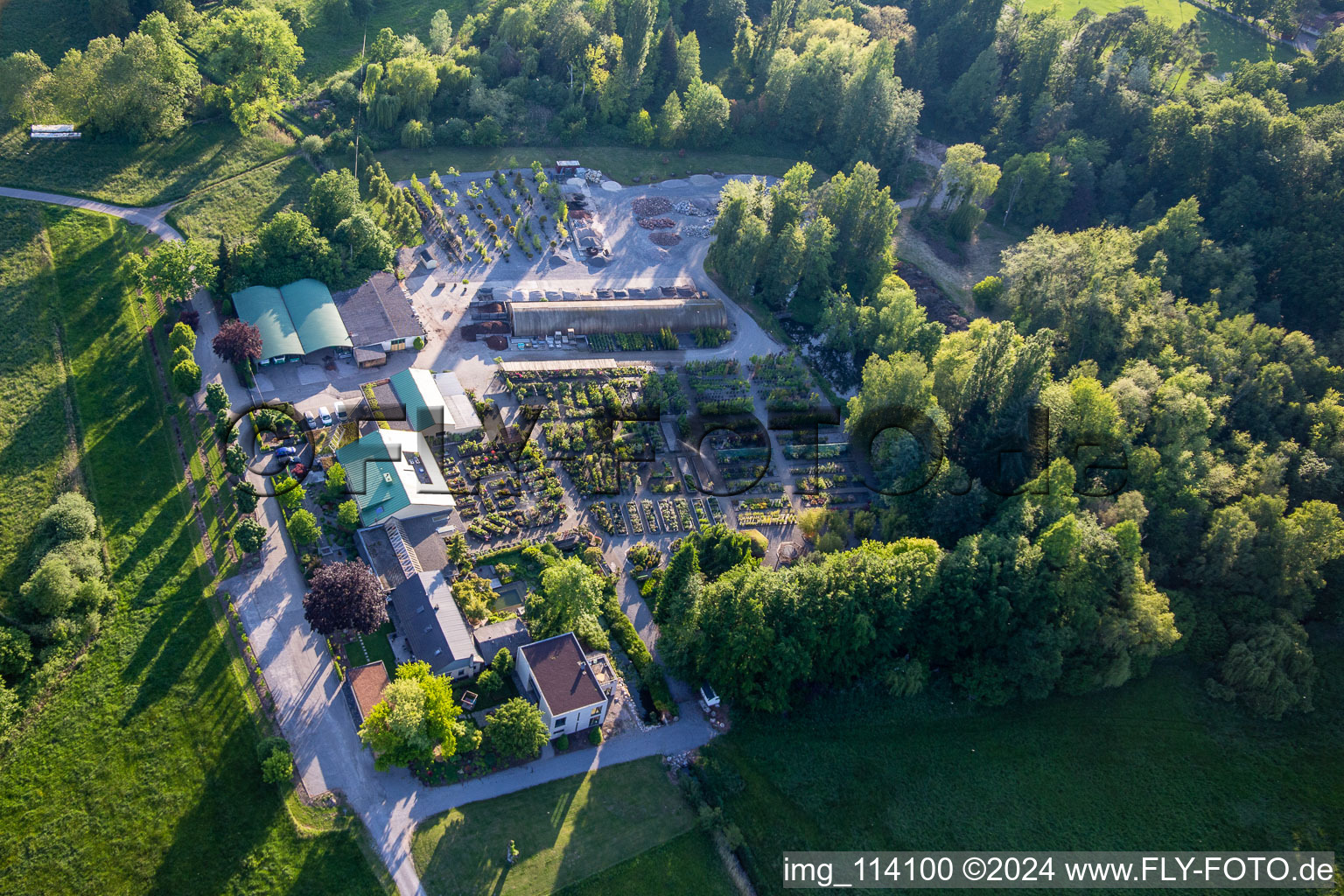 Photographie aérienne de Bâtiments et plates-bandes de la pépinière Bienwald, pépinière, paysagiste Greentec GmbH (Palatinat) à Berg dans le département Rhénanie-Palatinat, Allemagne