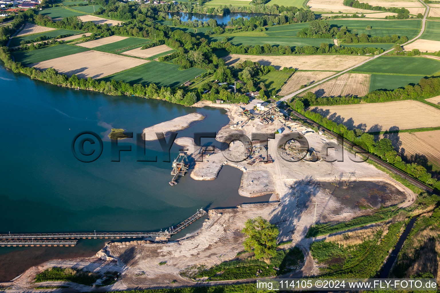 Vue aérienne de Lac Epple à Neuburg am Rhein dans le département Rhénanie-Palatinat, Allemagne