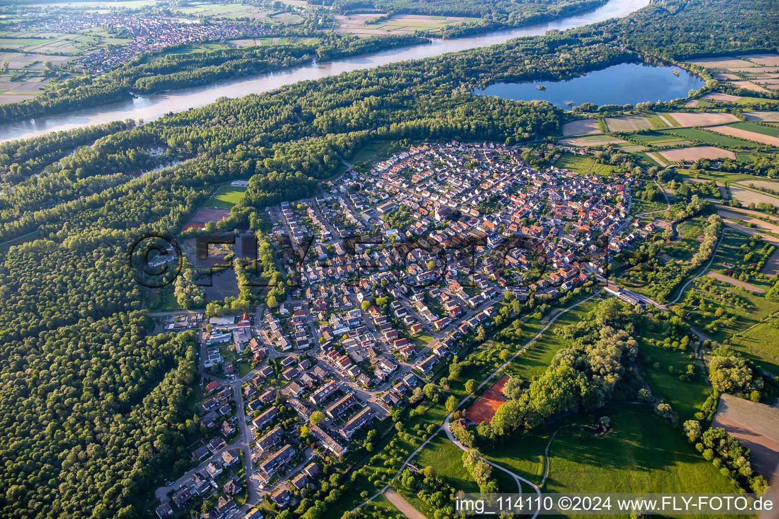 Vue aérienne de Du sud-est à le quartier Neuburgweier in Rheinstetten dans le département Bade-Wurtemberg, Allemagne