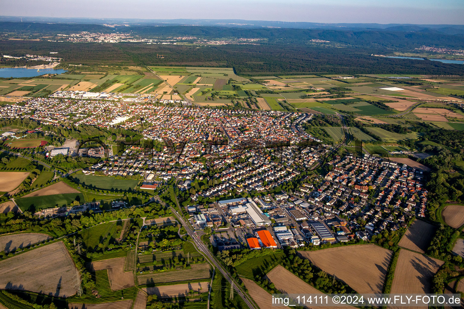 Vue aérienne de De l'ouest à le quartier Mörsch in Rheinstetten dans le département Bade-Wurtemberg, Allemagne