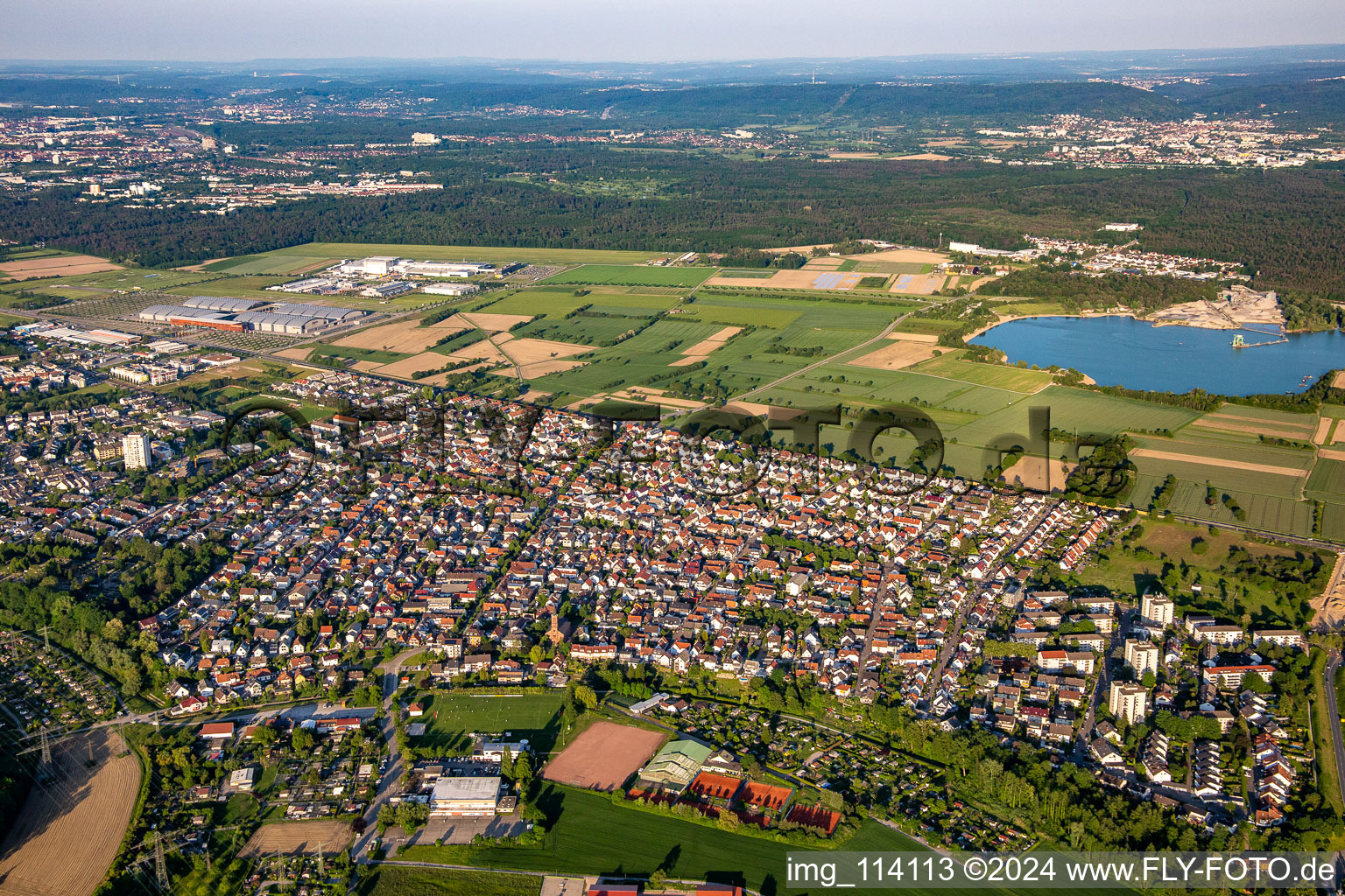 Vue aérienne de De l'ouest à le quartier Forchheim in Rheinstetten dans le département Bade-Wurtemberg, Allemagne