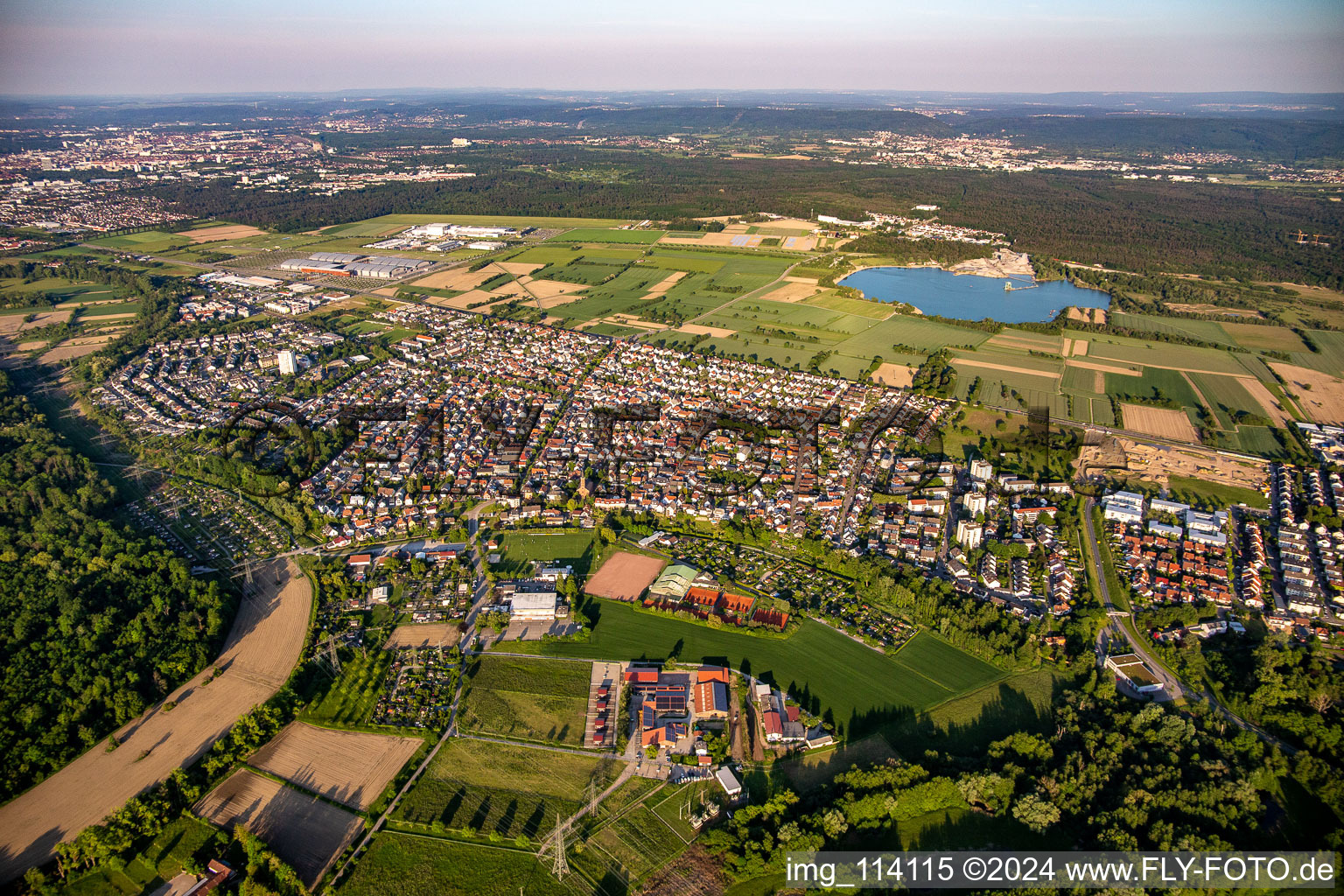 Vue aérienne de De l'ouest à le quartier Forchheim in Rheinstetten dans le département Bade-Wurtemberg, Allemagne