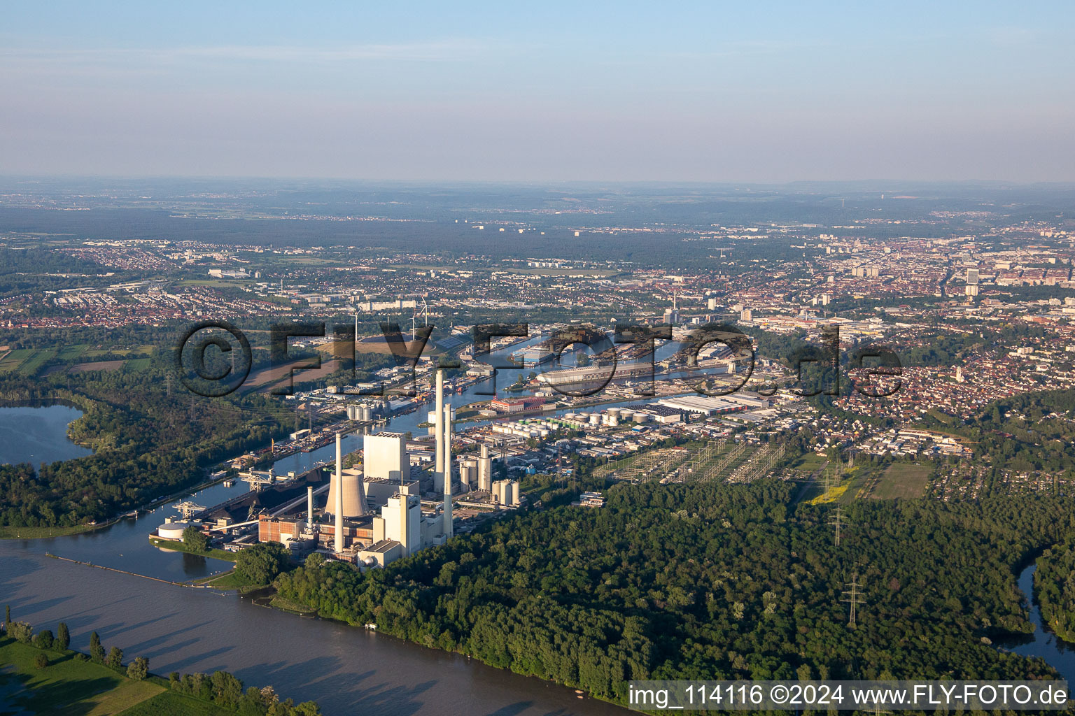 Vue aérienne de Quartier Rheinhafen in Karlsruhe dans le département Bade-Wurtemberg, Allemagne