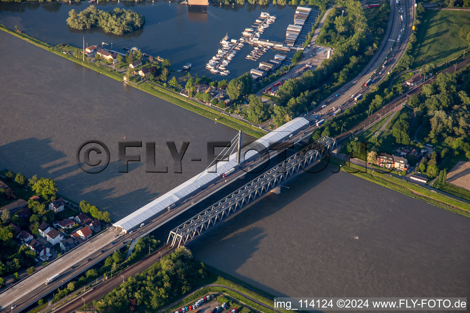 Vue aérienne de Chantiers pour la réhabilitation de la structure du pont fluvial Rheinbrücke Maxau à le quartier Knielingen in Karlsruhe dans le département Bade-Wurtemberg, Allemagne