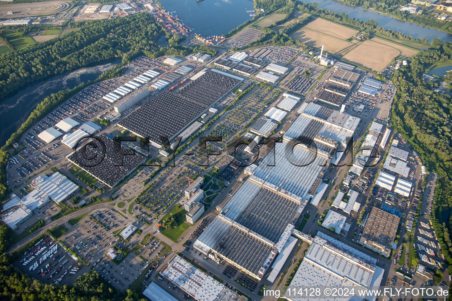 Vue aérienne de Daimler à Wörth am Rhein dans le département Rhénanie-Palatinat, Allemagne