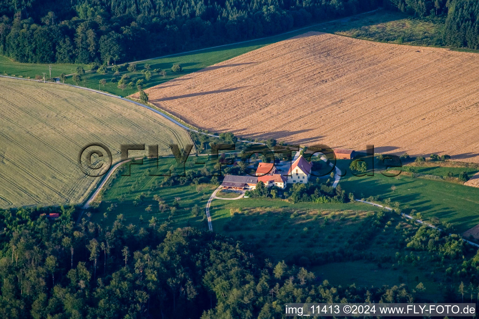 Vue aérienne de Dornsberg à le quartier Eckartsbrunn in Eigeltingen dans le département Bade-Wurtemberg, Allemagne