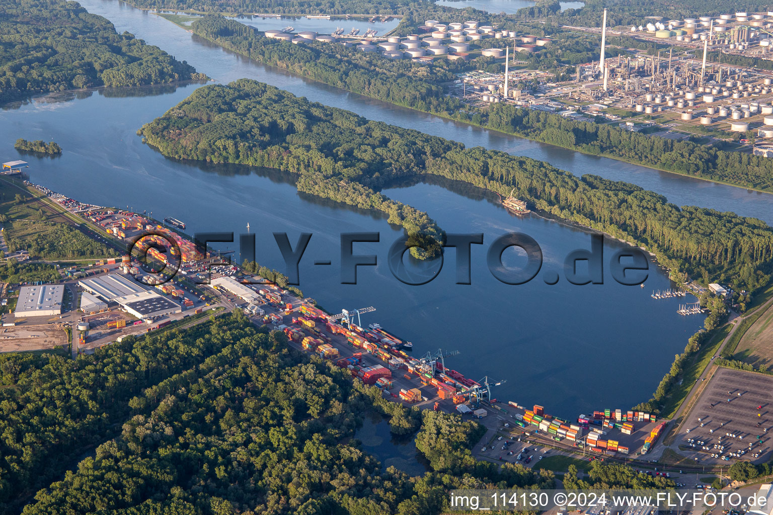 Vue aérienne de Port à conteneurs à Wörth am Rhein dans le département Rhénanie-Palatinat, Allemagne