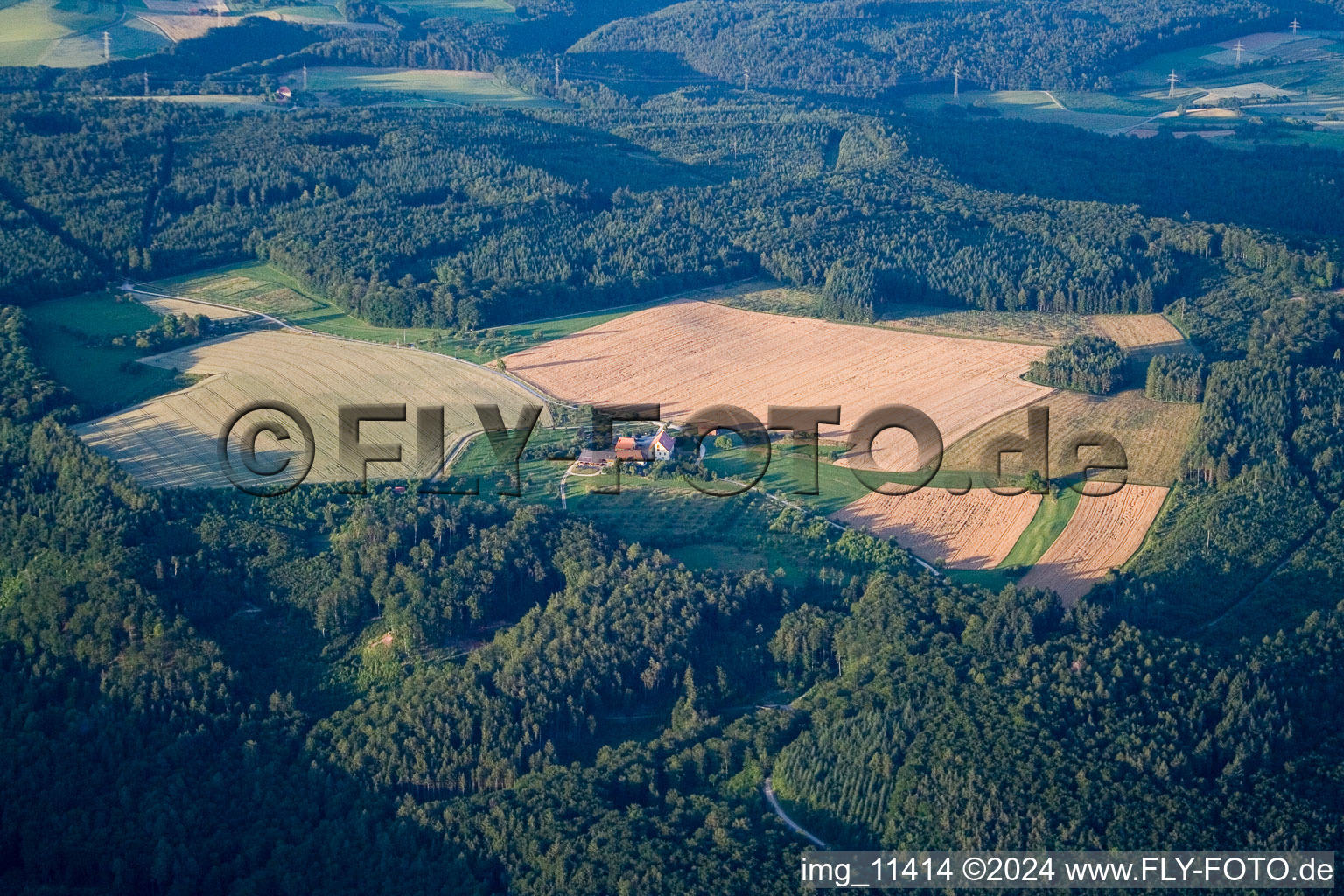 Vue aérienne de Dornsberg à le quartier Eckartsbrunn in Eigeltingen dans le département Bade-Wurtemberg, Allemagne