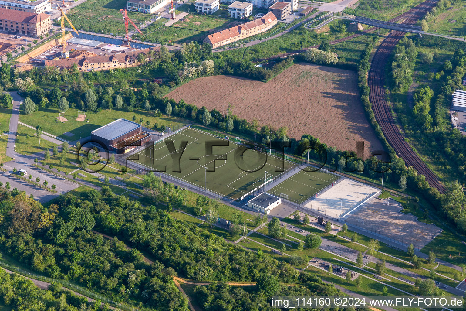 Vue aérienne de Terrain de football en gazon synthétique du TSV Landau 1985 eV à Landau in der Pfalz dans le département Rhénanie-Palatinat, Allemagne