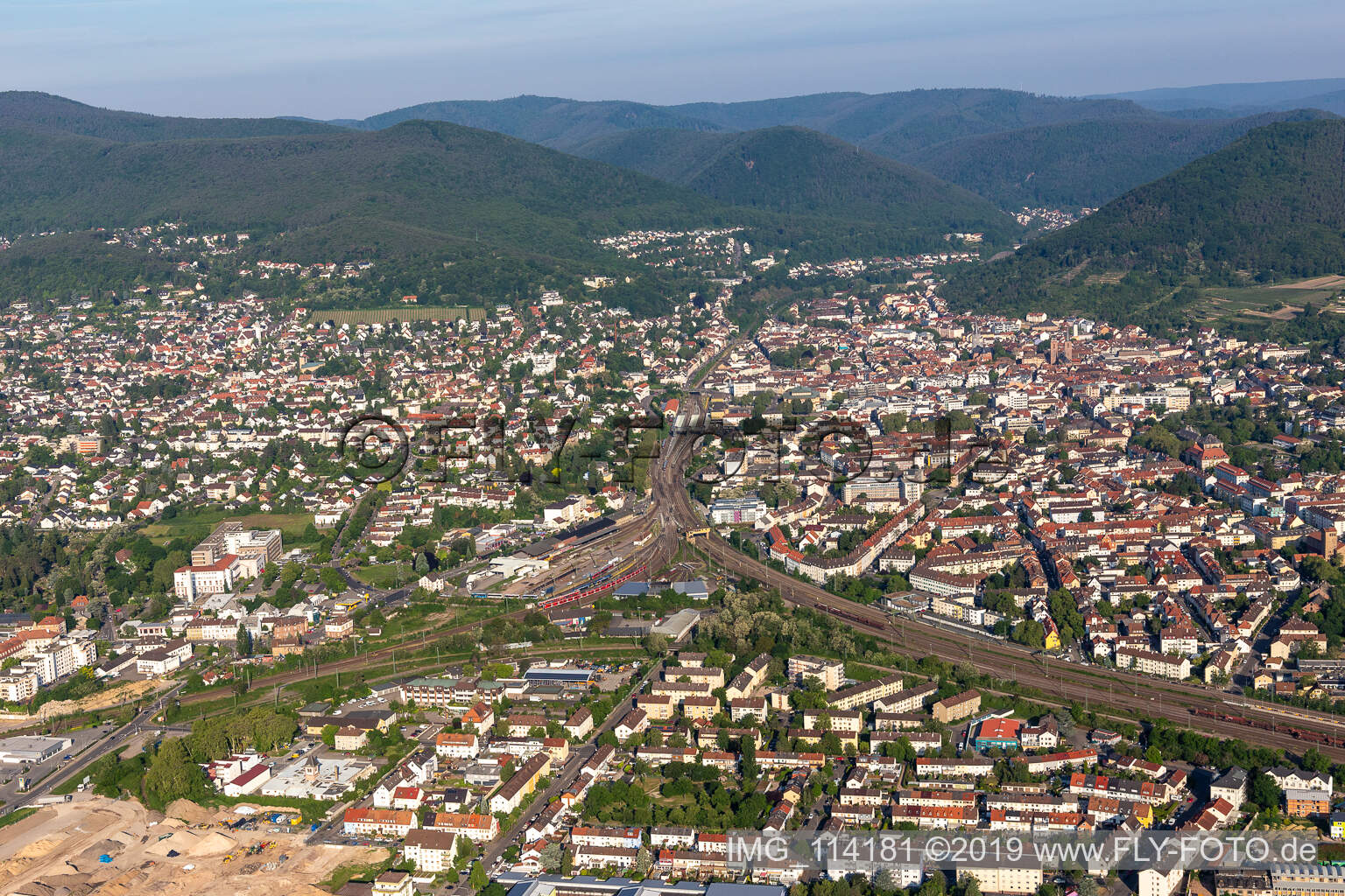 Vue d'oiseau de Neustadt an der Weinstraße dans le département Rhénanie-Palatinat, Allemagne