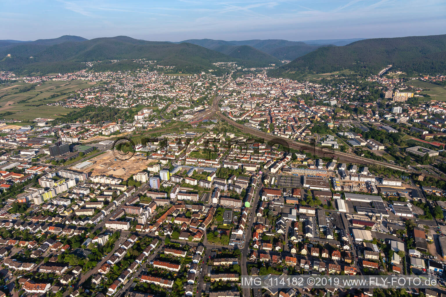 Neustadt an der Weinstraße dans le département Rhénanie-Palatinat, Allemagne vue du ciel