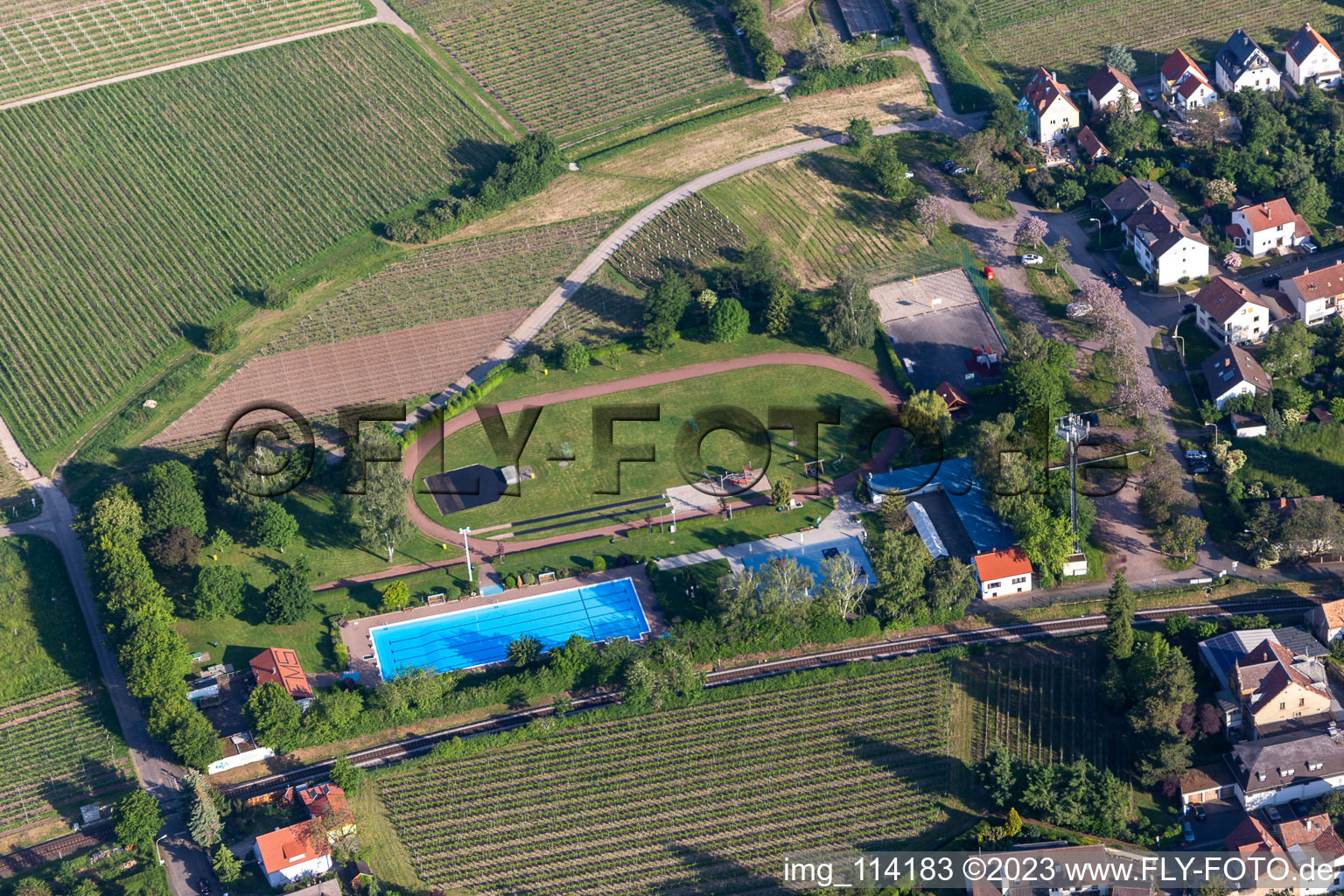 Vue aérienne de Piscine extérieure à le quartier Mußbach in Neustadt an der Weinstraße dans le département Rhénanie-Palatinat, Allemagne