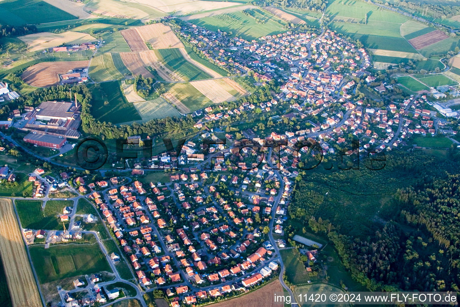 Vue aérienne de Vue des rues et des maisons des quartiers résidentiels à Volkertshausen dans le département Bade-Wurtemberg, Allemagne