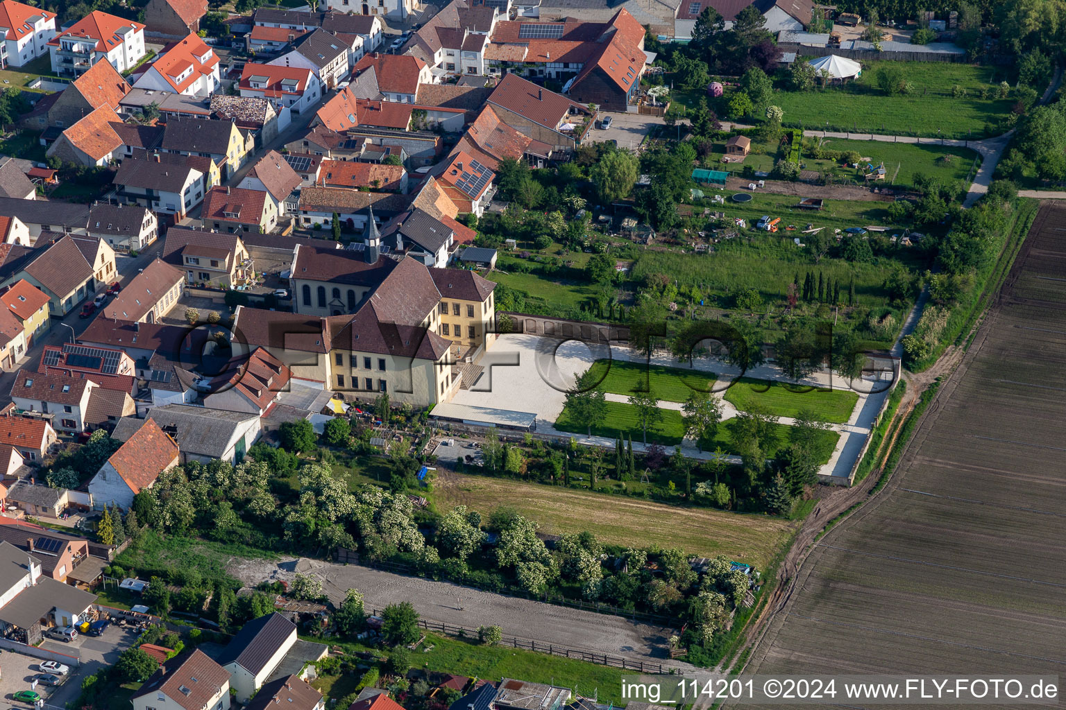 Vue aérienne de Jardins du château de Hallberg à Fußgönheim dans le département Rhénanie-Palatinat, Allemagne