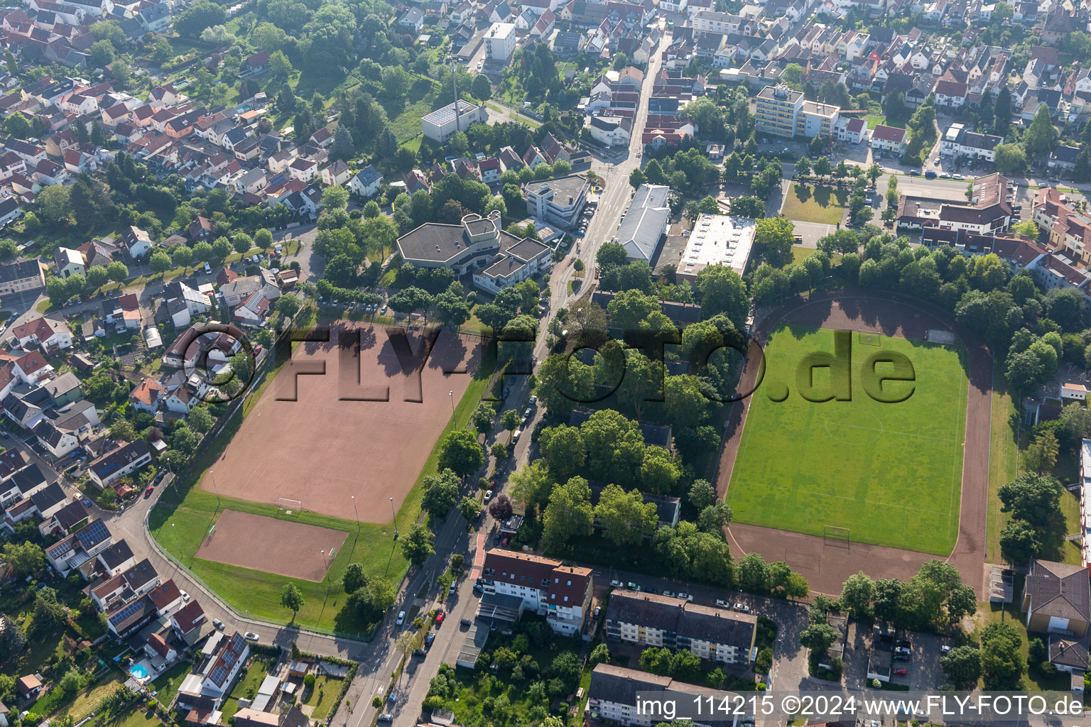 Vue aérienne de Administration municipale à Neuhofen dans le département Rhénanie-Palatinat, Allemagne