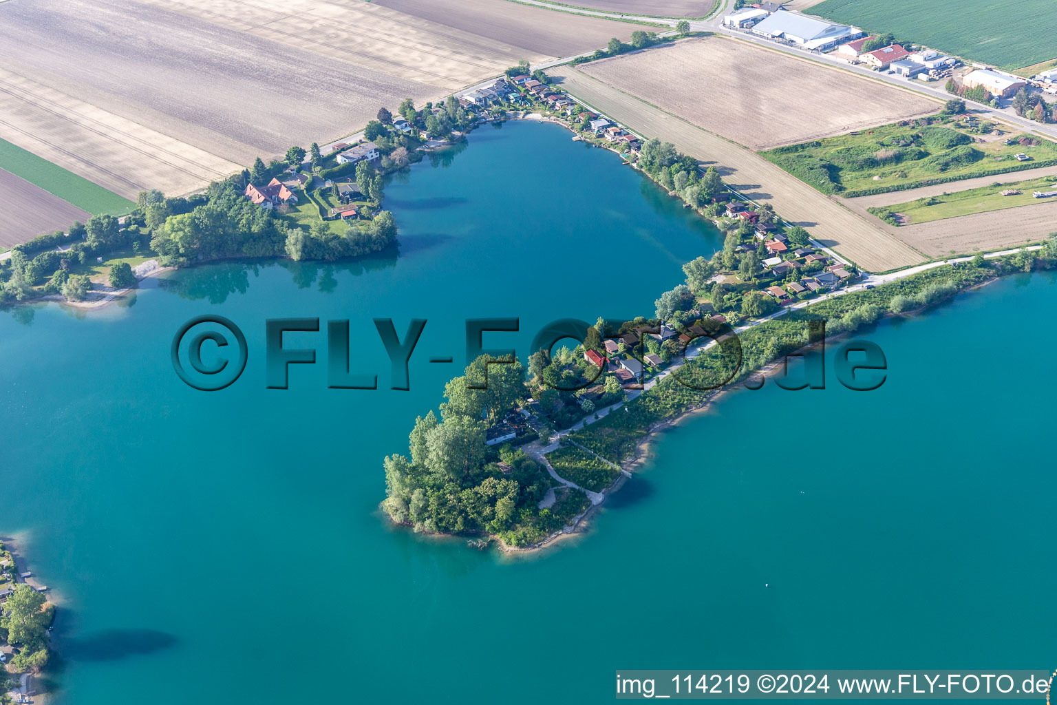 Vue aérienne de Lac Wolfgang à Waldsee dans le département Rhénanie-Palatinat, Allemagne