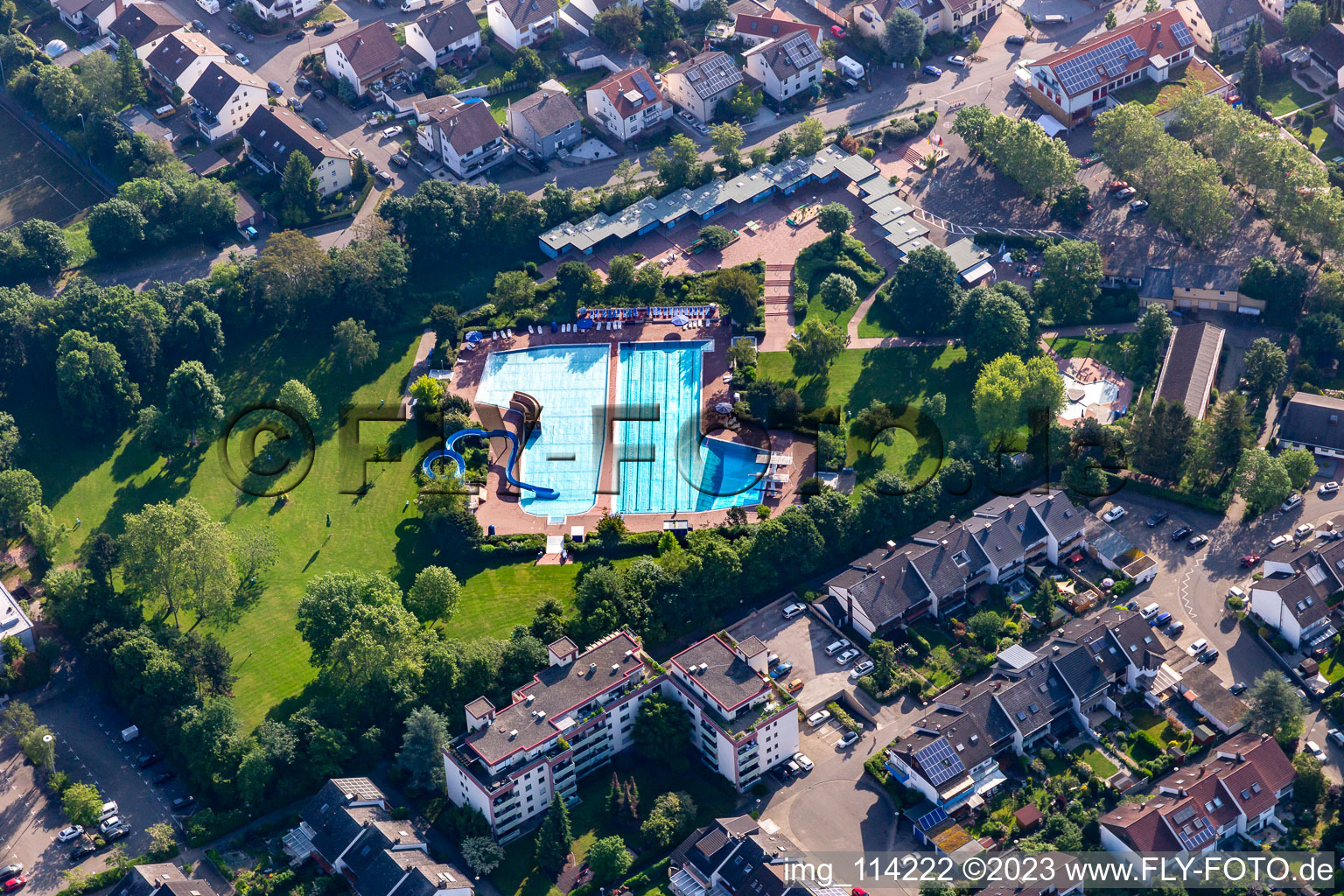 Vue aérienne de Piscine extérieure à Brühl dans le département Bade-Wurtemberg, Allemagne