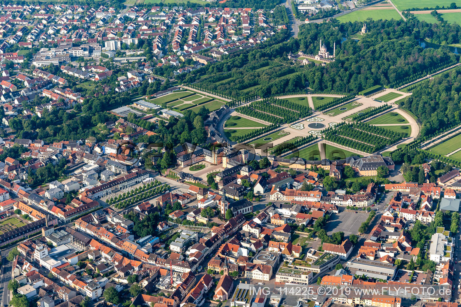 Vue aérienne de Parc rococo du jardin et château Schwetzingen à Schwetzingen dans le département Bade-Wurtemberg, Allemagne
