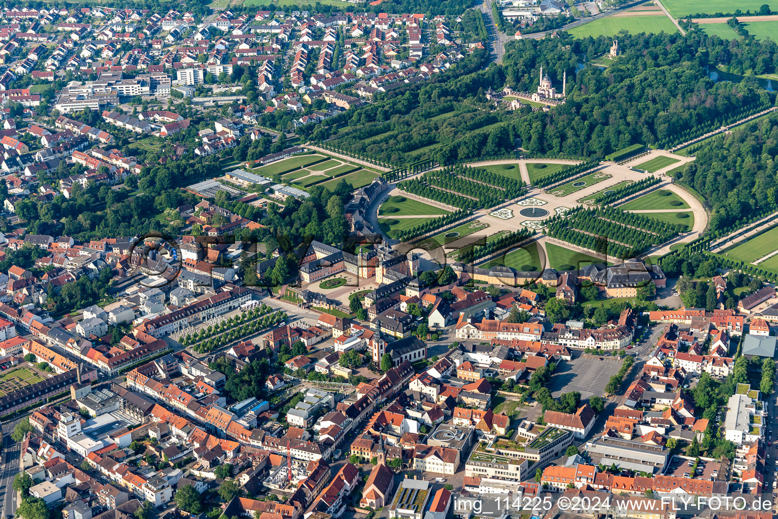 Vue aérienne de Parc rococo du jardin et château Schwetzingen à Schwetzingen dans le département Bade-Wurtemberg, Allemagne