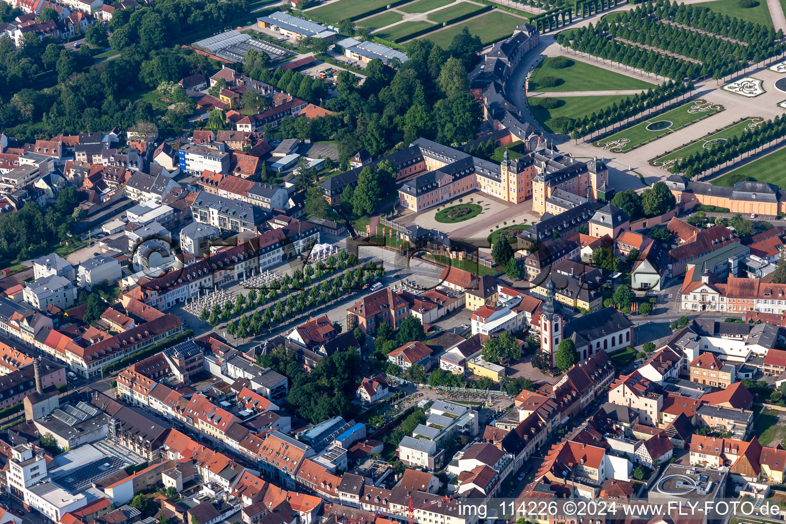 Vue aérienne de Ensemble de places de la Schloßplatz avec cafés de rue et arbres d'avenue dans le centre-ville à Schwetzingen dans le département Bade-Wurtemberg, Allemagne