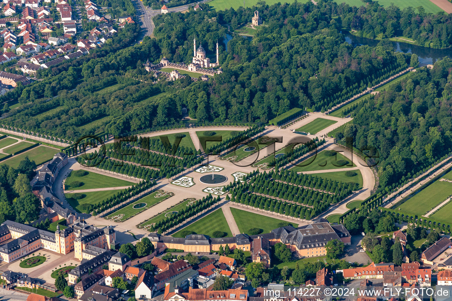 Vue aérienne de Vue sur le château Schwetzingen et le jardin baroque à la française. Le château servait de résidence d'été aux électeurs du Palatinat et a été construit sous sa forme actuelle en 1697. à Schwetzingen dans le département Bade-Wurtemberg, Allemagne