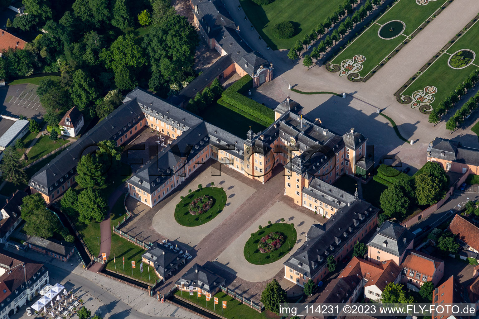 Vue aérienne de Vue sur le château Schwetzingen et le jardin baroque à la française. Le château servait de résidence d'été aux électeurs du Palatinat et a été construit sous sa forme actuelle en 1697. à Schwetzingen dans le département Bade-Wurtemberg, Allemagne
