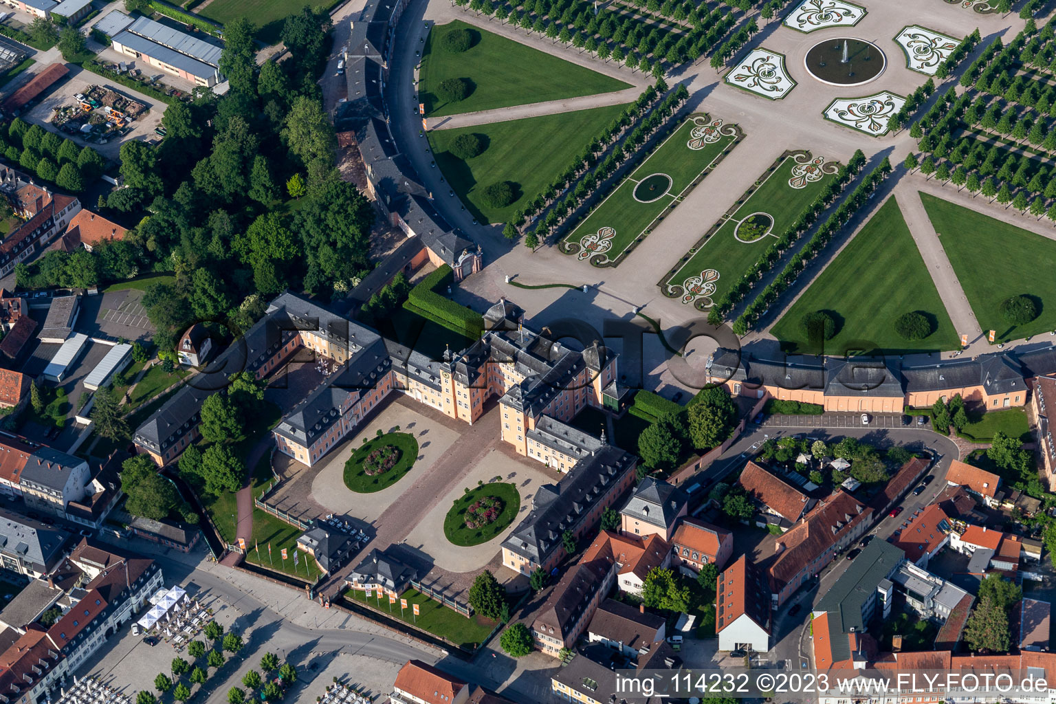 Photographie aérienne de Parc du château du Schloß Schwetzingen Mittelbau et fontaine d'Arion à Schwetzingen dans le département Bade-Wurtemberg, Allemagne