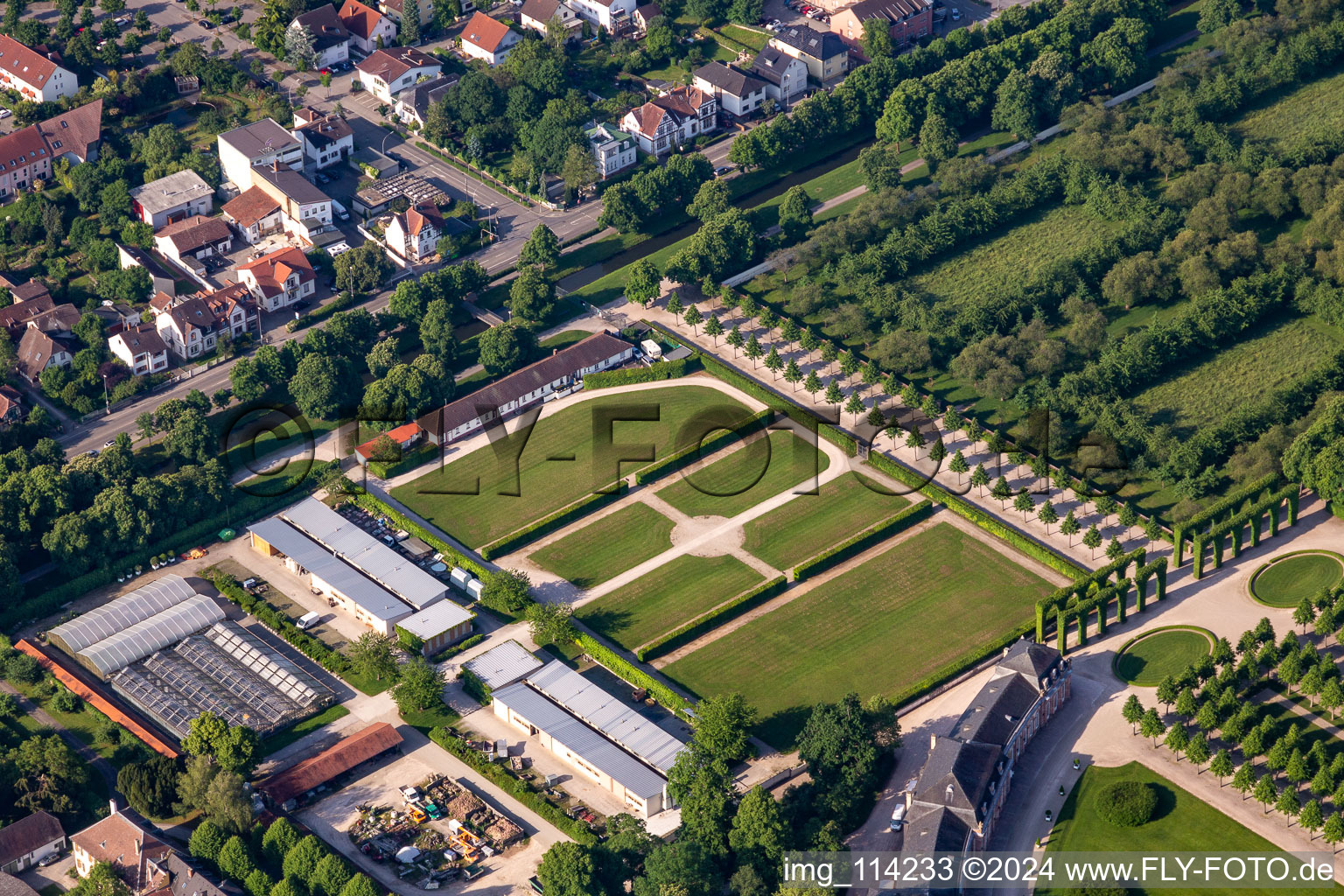 Vue oblique de Jardin du château à Schwetzingen dans le département Bade-Wurtemberg, Allemagne