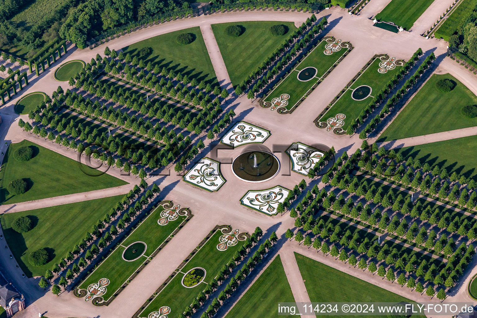 Vue aérienne de Parc rond rococo avec arcades et fontaines dans le jardin du Château Schwetzingen à Schwetzingen dans le département Bade-Wurtemberg, Allemagne