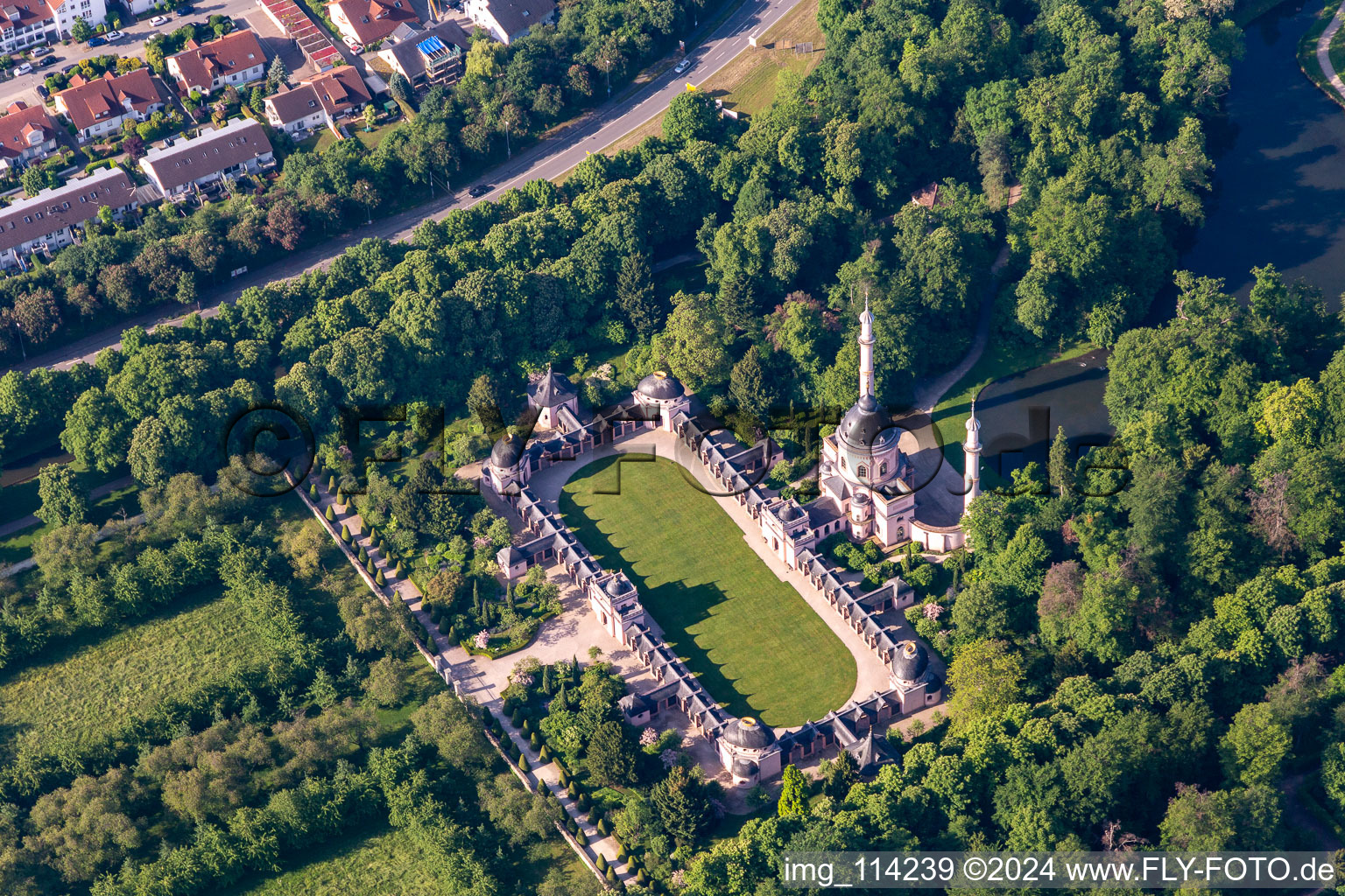 Photographie aérienne de Vue sur le château Schwetzingen et le jardin baroque à la française. Le château servait de résidence d'été aux électeurs du Palatinat et a été construit sous sa forme actuelle en 1697. à Schwetzingen dans le département Bade-Wurtemberg, Allemagne