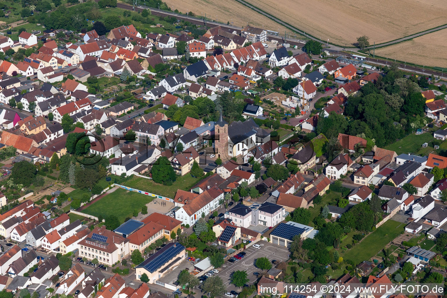 Photographie aérienne de Église catholique de Saint-Sigismond à le quartier Heiligenstein in Römerberg dans le département Rhénanie-Palatinat, Allemagne