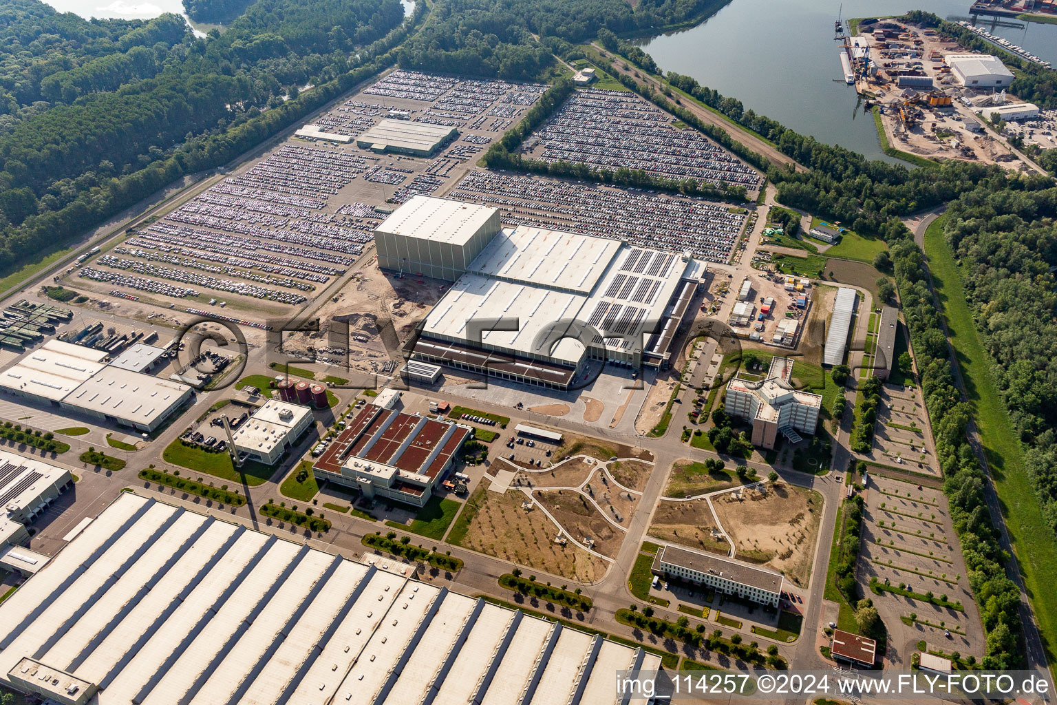 Vue aérienne de Camion Daimler GLC sur l'île de Green à Germersheim dans le département Rhénanie-Palatinat, Allemagne