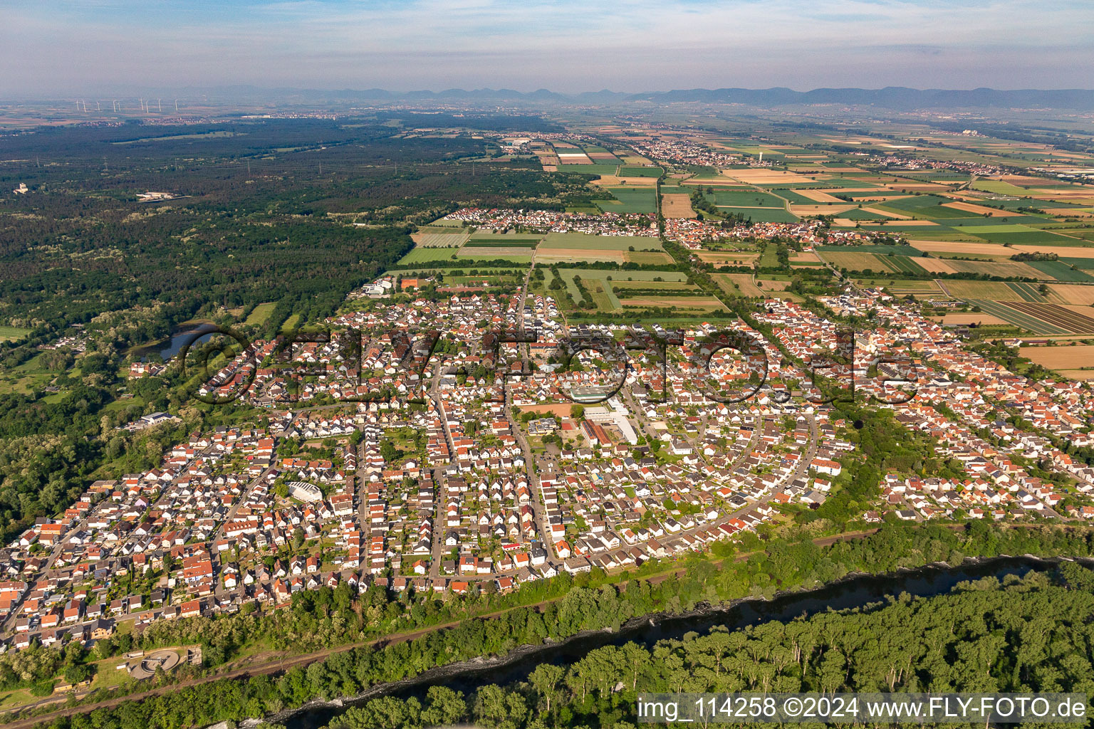 Vue aérienne de Lingenfeld dans le département Rhénanie-Palatinat, Allemagne