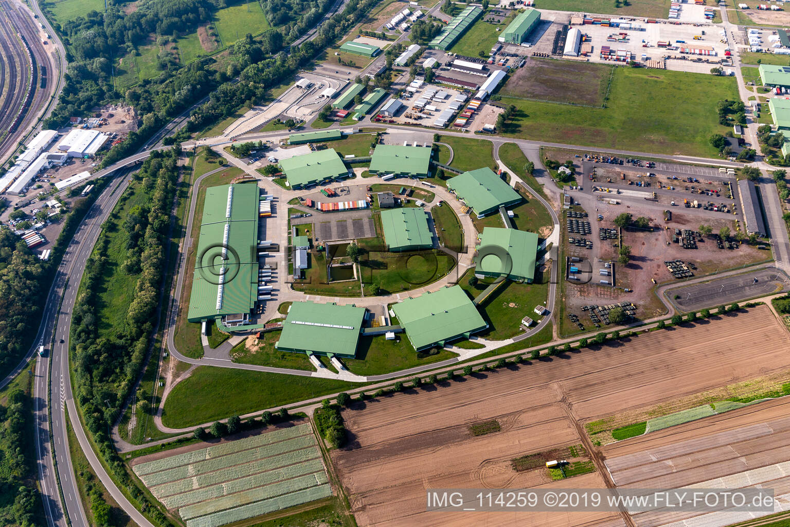 Photographie aérienne de Complexe immobilier et centre logistique du dépôt de l'armée américaine à Germersheim à Lingenfeld dans le département Rhénanie-Palatinat, Allemagne