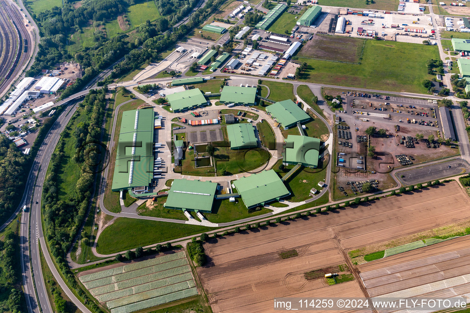 Photographie aérienne de Complexe immobilier et centre logistique du dépôt de l'armée américaine à Germersheim à Lingenfeld dans le département Rhénanie-Palatinat, Allemagne