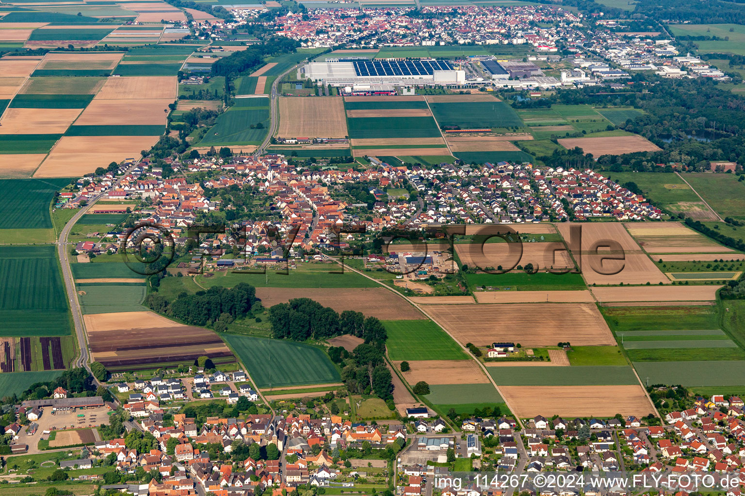 Vue aérienne de De l'est à le quartier Ottersheim in Ottersheim bei Landau dans le département Rhénanie-Palatinat, Allemagne