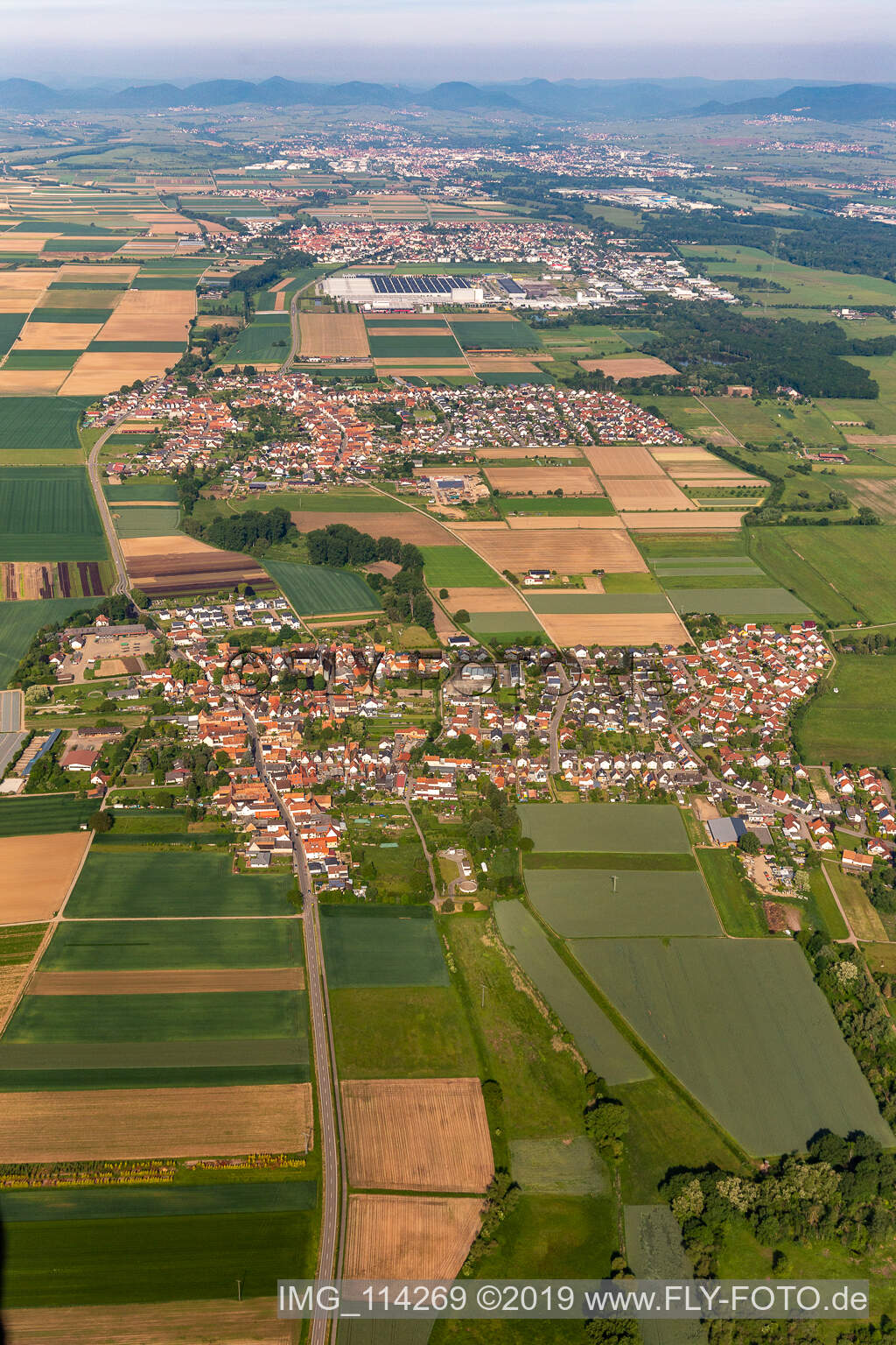 Vue aérienne de Vue de la ville de Knittelheim, Ottersheim près de Landau et Offenbach an der Queich à Knittelsheim dans le département Rhénanie-Palatinat, Allemagne