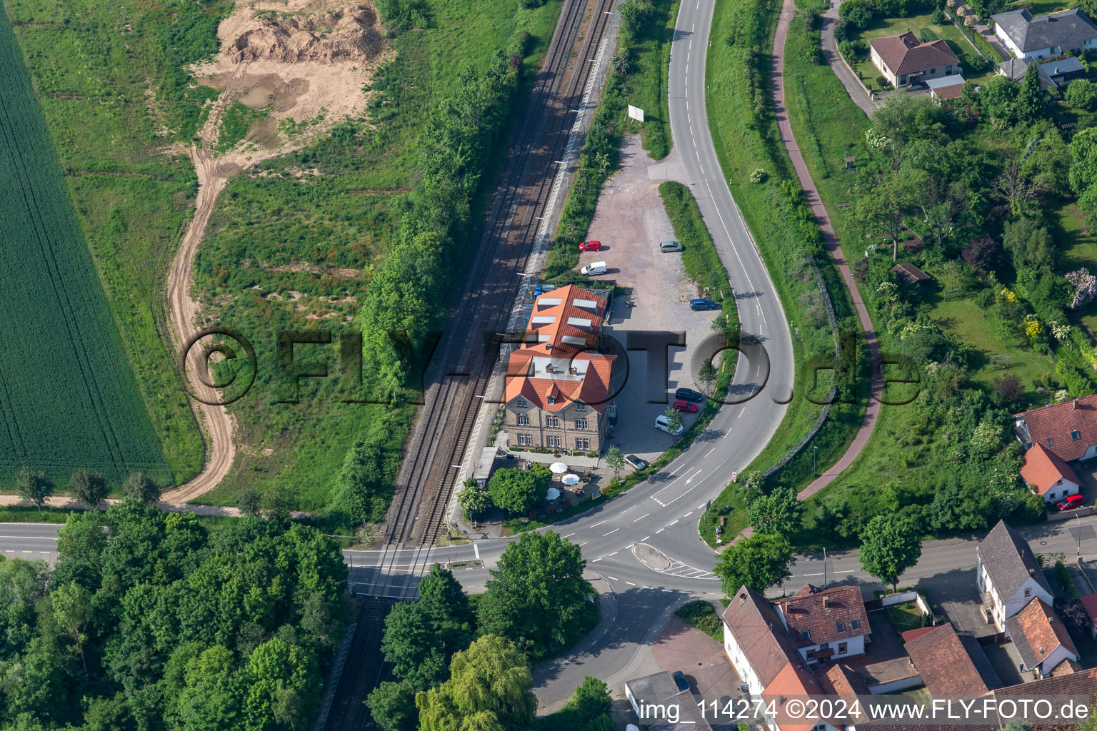 Vue aérienne de Hôtel à la gare 1894 à Rohrbach dans le département Rhénanie-Palatinat, Allemagne