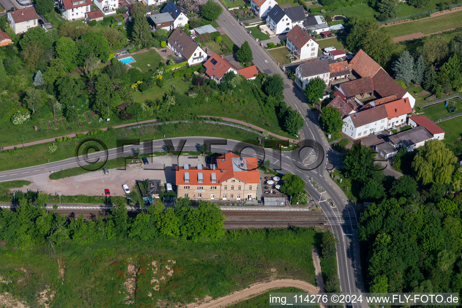 Vue aérienne de Hôtel à la gare 1894 à Rohrbach dans le département Rhénanie-Palatinat, Allemagne