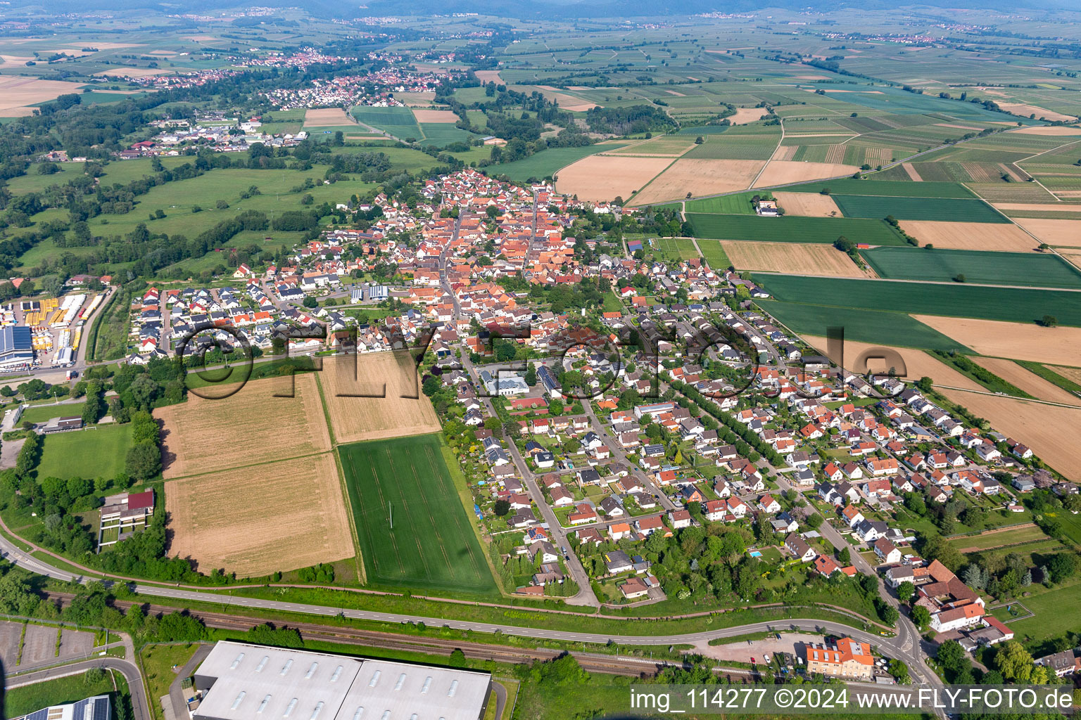 Rohrbach dans le département Rhénanie-Palatinat, Allemagne vu d'un drone