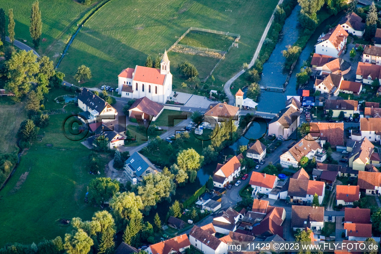Vue aérienne de Église Saint-Barthélemy à le quartier Beuren an der Aach in Singen dans le département Bade-Wurtemberg, Allemagne
