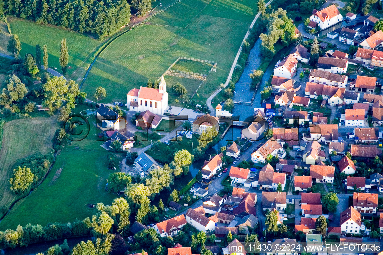 Vue aérienne de Église Saint-Barthélemy à le quartier Beuren an der Aach in Singen dans le département Bade-Wurtemberg, Allemagne